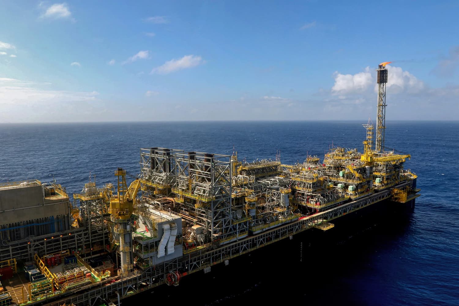 The Petrobras P-71 oil drilling platform, 200km off the coast of Rio de Janeiro. Despite a commitment at COP30 to pursue a plan to eliminate fossil fuels, Brazil’s government has issued a licence to drill at the mouth of the Amazon River (Image: Tânia Rêgo / Agência Brasil)